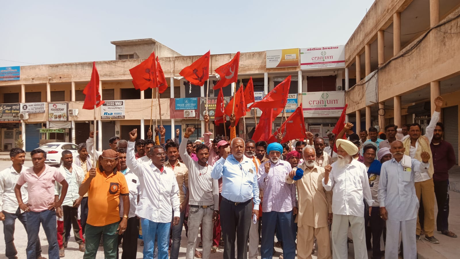 Lal Jhanda Bhatta Workers Union CITU staged a dharna in front of the Deputy Commissioner's office regarding the demands of the kiln workers.